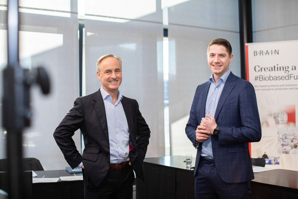 CEO Adriaan Moelker (links) und CFO Lukas Linnig bei der digital übertragenen Hauptversammlung zum Geschäftsjahr 2020/21