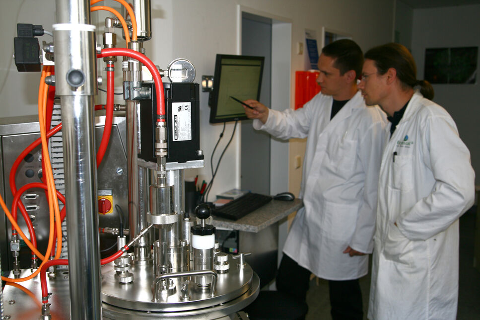 Herstellung von Feinchemikalien im Bioreaktor
der Enzymicals AG.