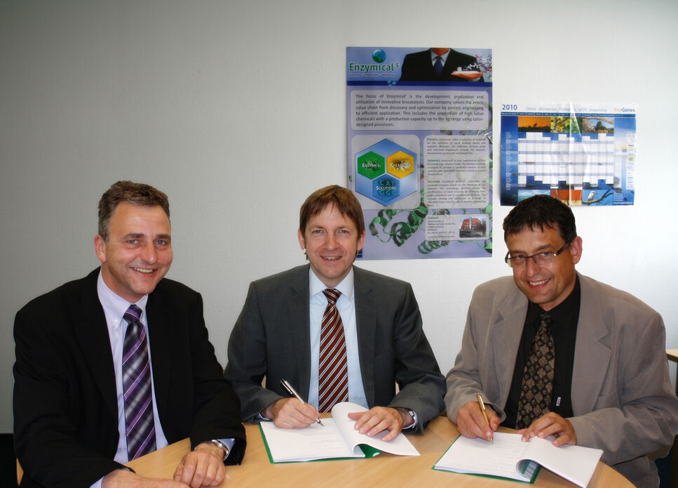 Unterschrift unter den Beteiligungsvertrag.
Vlnr: Prof. Dr. Uwe Bornscheuer, Aufsichtsratsvorsitzender
Enzymicals AG; Dr. Jürgen Eck, CTO
BR
