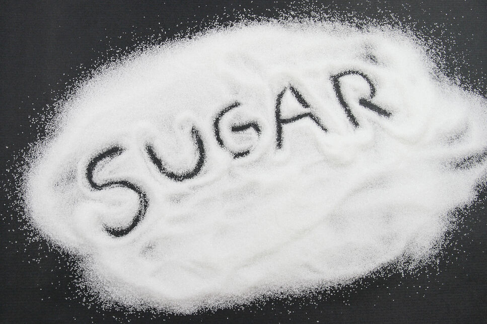 Der übermäßige Konsum von Zucker in der täglichen Nahrungsaufnahme wird als einer der Risikofaktoren von verschiedenen Krankheiten wie Karie