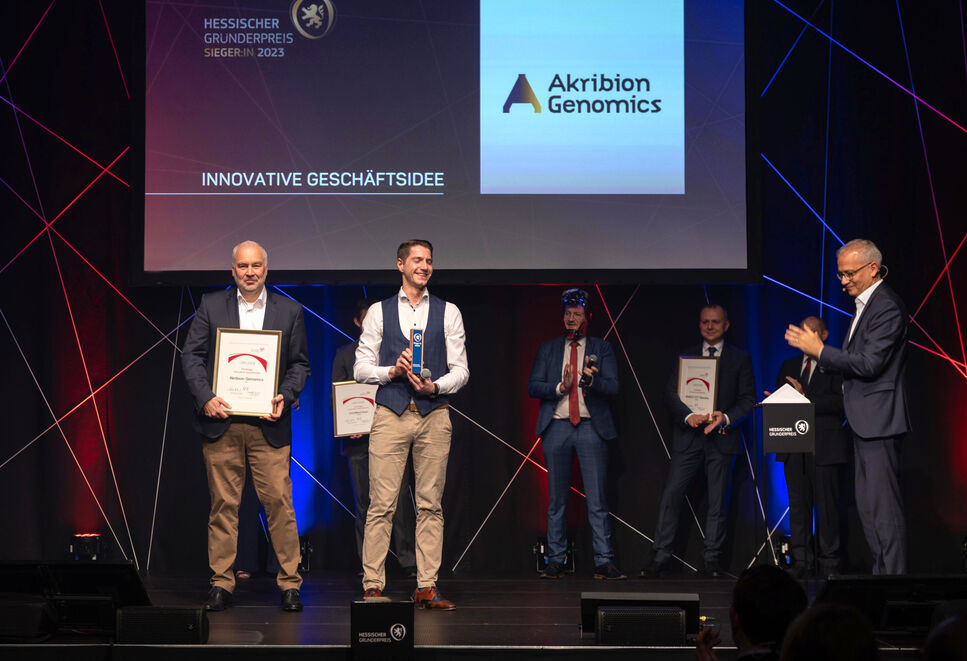 Michael Krohn and Lukas Linnig received the award on behalf of Akribion Genomics from the Hessian Minister of Economics and patron Tarek Al-Wazir at a ceremony in Darmstadt, Germany